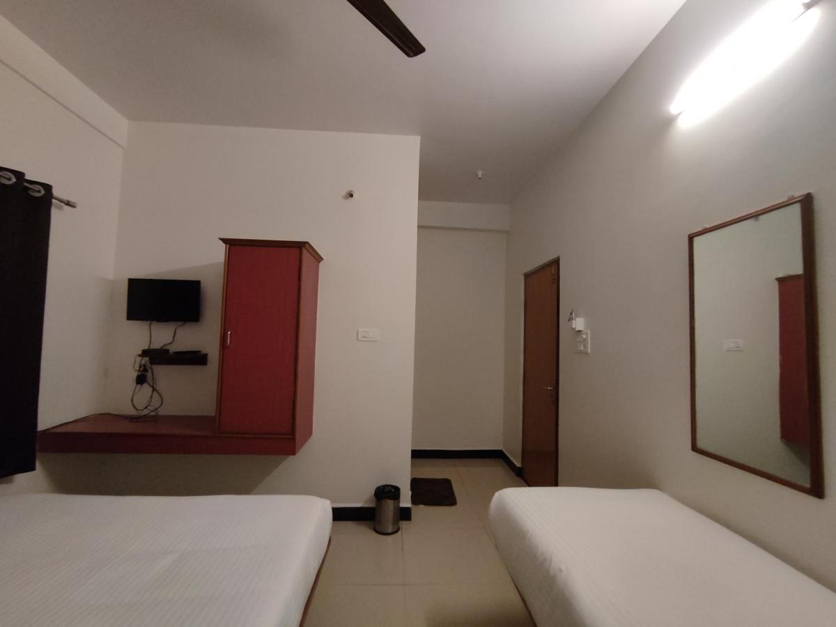 Ashray Residency Hotel Vanivilasa Puram ภายนอก รูปภาพ